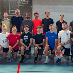 Les étudiants de la promo 2024-2026 du master EOPS posent avec leur parrain Pascal Mahé, champion de handball.